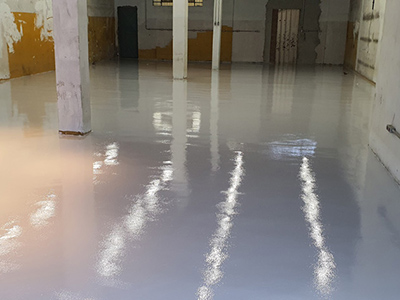 A importância da resistência química em pisos industriais de alta resistência da Qualy Pisos