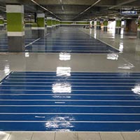Estacionamento seguro com o piso epóxi garagem