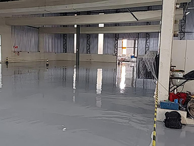 Por que o revestimento uretano vem ganhando espaço em ambientes industriais? da Qualy Pisos